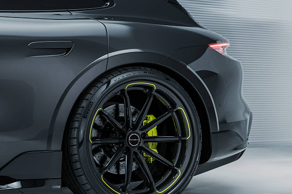 Porsche Taycan Turbo S Cross Turismo