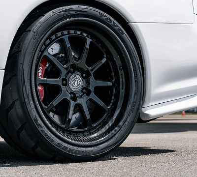 Фото дисков Strasse Wheels R10 Competition на Nissan GT-R