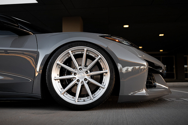 Фото дисков Brixton Forged R11-R Глянцевый лак на Chevrolet Corvette C8