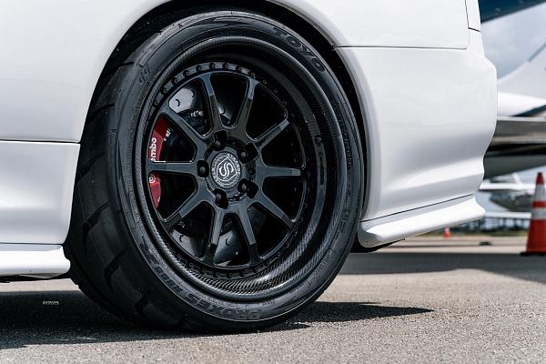 Фото дисков Strasse Wheels R10 Competition Черный глянец на Nissan GT-R