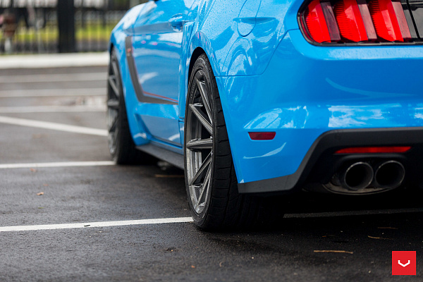 Фото дисков Vossen VFS-10 Глянцевый графит на Ford Mustang VI
