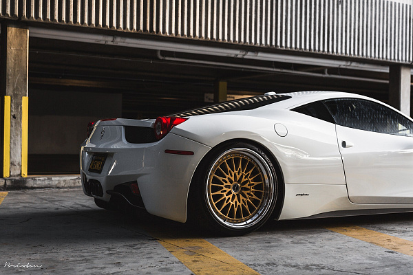Фото дисков Brixton Forged HS1 Сатиновое золото на Ferrari 458