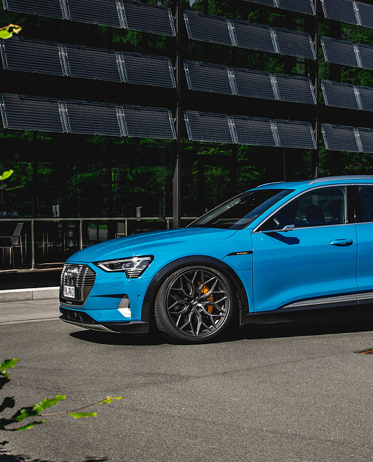 Фото дисков HF-2 Сатиновый графит на Audi E-tron