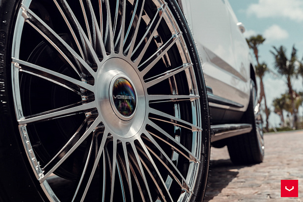 Фото дисков Vossen HF-8 Глянцевый лак на Cadillac Escalade V