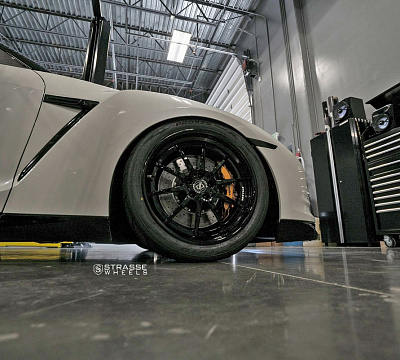 Фото дисков Strasse Wheels R10 Performance на Nissan GT-R