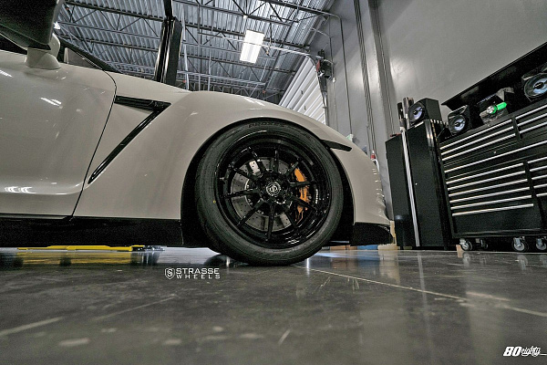 Фото дисков Strasse Wheels R10 Performance Черный глянец на Nissan GT-R