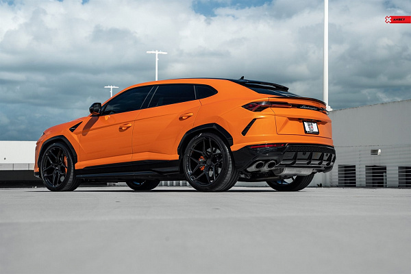 Фото дисков Anrky S1-X4 Черный глянец на Lamborghini Urus