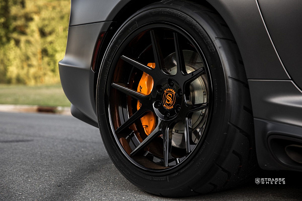 Фото дисков Strasse Wheels SM5 Deep Concave Черный глянец на Dodge Viper