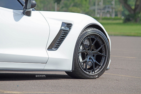 Фото дисков Strasse Wheels SM5R Deep Concave FS Другой цвет на Chevrolet Corvette C7
