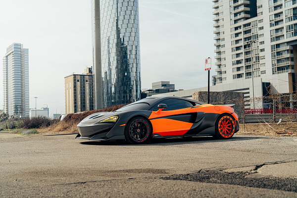 Фото дисков Brixton Forged FDE11 Aerotech Черный сатин на McLaren 600
