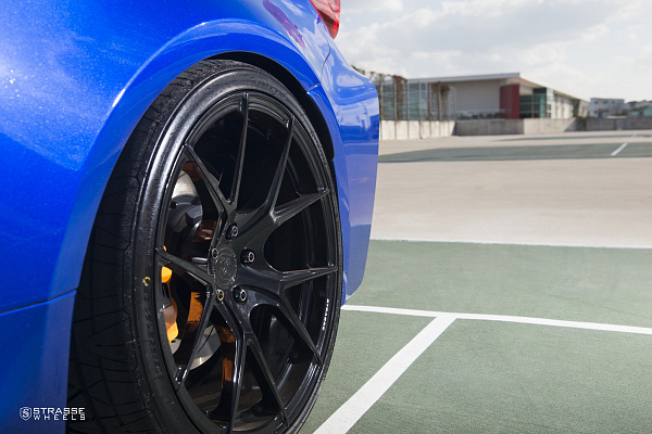 Фото дисков Strasse Wheels SM5R Deep Concave Monoblock Черный глянец на Lexus RC