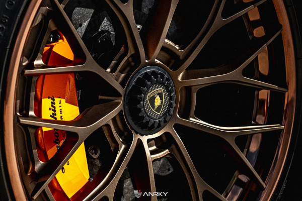 Фото дисков Anrky AN30 Глянцевая бронза на Lamborghini Aventador
