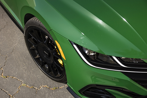 Фото дисков Rotiform TUF-R Черный глянец на Volkswagen Arteon