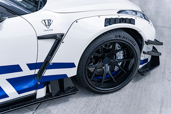 Фото дисков Strasse Wheels SM5R Deep Concave FS Черный глянец на Nissan GT-R