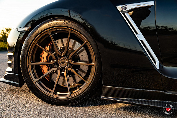 Фото дисков Vossen M-X2 Глянцевая бронза на Nissan GT-R