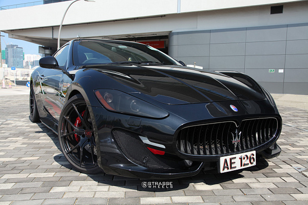 Фото дисков Strasse Wheels SM5R Deep Concave Monoblock Черный глянец на Maserati GranTurismo I