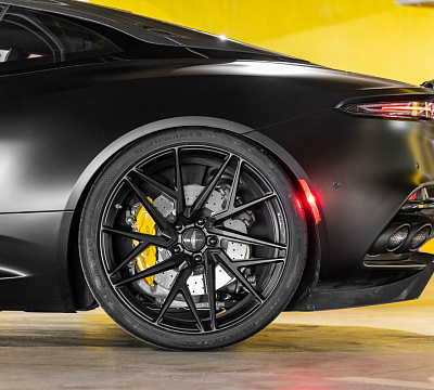 Фото дисков Brixton Forged PF8 на Aston Martin DBS 3