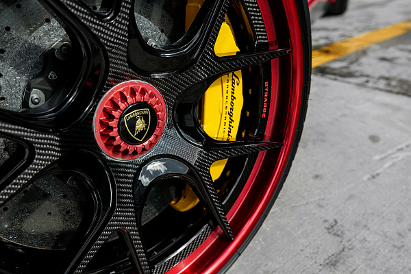 Фото дисков Strasse Wheels SM5R Deep Concave FS Другой цвет на Lamborghini Aventador