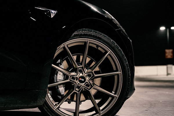 Фото дисков Savini SV-F4 Глянцевая бронза на Tesla Model 3