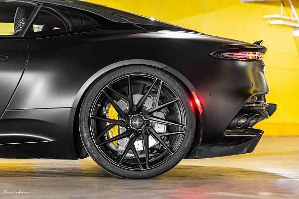 Фото дисков Brixton Forged PF8 Черный сатин на Aston Martin DBS 3