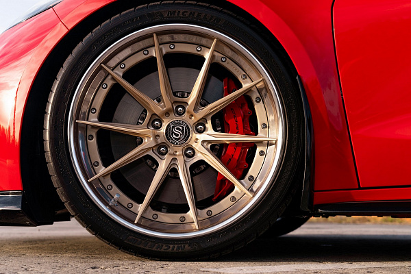 Фото дисков Strasse Wheels SV10 Deep Concave FS Сатиновая шампань на Chevrolet Corvette C8