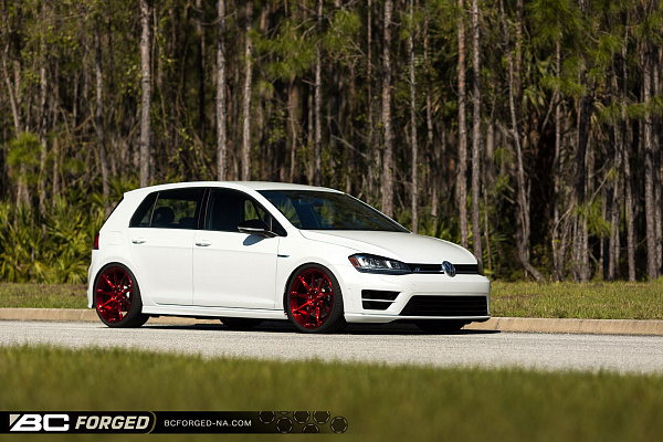 Фото дисков BC Forged RZ39 Красный глянец на Volkswagen Golf VII