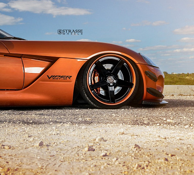 Фото дисков Strasse Wheels S5 Deep Concave на Dodge Viper