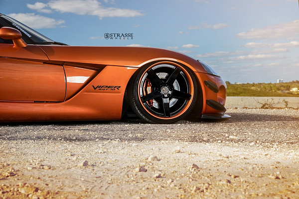 Фото дисков Strasse Wheels S5 Deep Concave Другой цвет на Dodge Viper