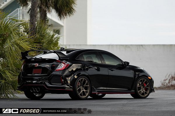 Фото дисков BC Forged RZ05 Сатиновая бронза на Honda Civic Type R FL5
