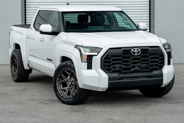 Фото дисков 4PLAY 4P55 Сатиновая бронза на Toyota Tundra III