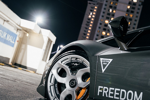 Фото дисков Brixton Forged NC01-R Серебро на Lamborghini Aventador