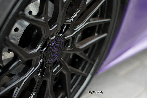 Фото дисков Strasse Wheels SV10M Deep Concave FS Черный глянец на Lamborghini Huracan