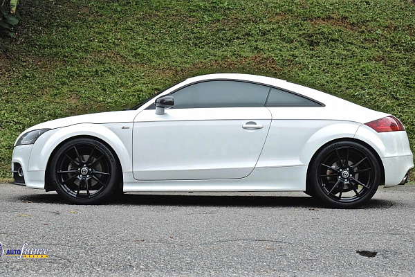 Фото дисков HRE FF04 Черный глянец на Audi TT (8J)