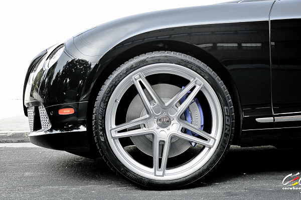 Фото дисков CEC C881 Глянцевый лак на Bentley Continental GT II