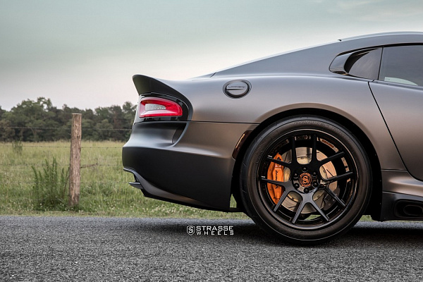 Фото дисков Strasse Wheels SM5 Deep Concave Черный глянец на Dodge Viper