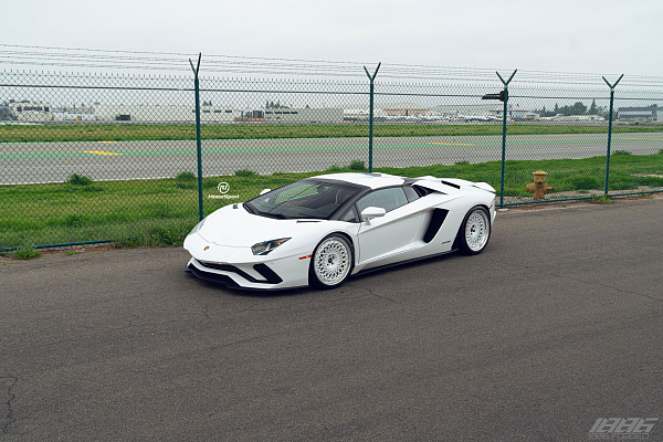 Фото дисков 1886 Wheels S009 Белый глянец на Lamborghini Aventador