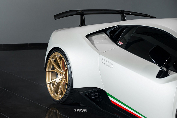 Фото дисков Strasse Wheels SM5RT Deep Concave Monoblock Сатиновое золото на Lamborghini Huracan