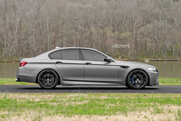 Фото дисков Strasse Wheels SM5R Deep Concave Monoblock Черный глянец на BMW 5/M5 (F10)