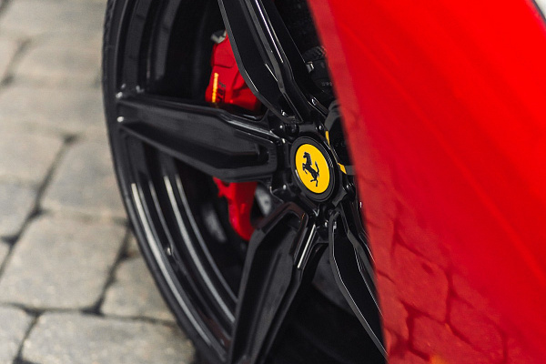 Фото дисков Brixton Forged PF4 Черный глянец на Ferrari 488