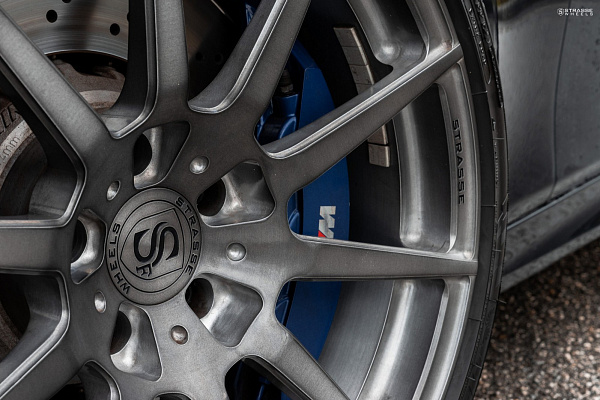 Фото дисков Strasse Wheels R10 Deep Concave Monoblock Сатиновый темный лак на BMW 5/M5 (F10)