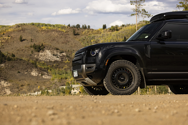 Фото дисков Rotiform STL Черный глянец на Land Rover Defender II