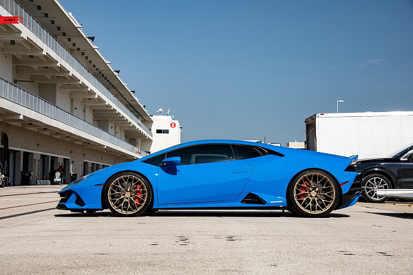 Фото дисков Anrky AN10 Сатиновое золото на Lamborghini Huracan