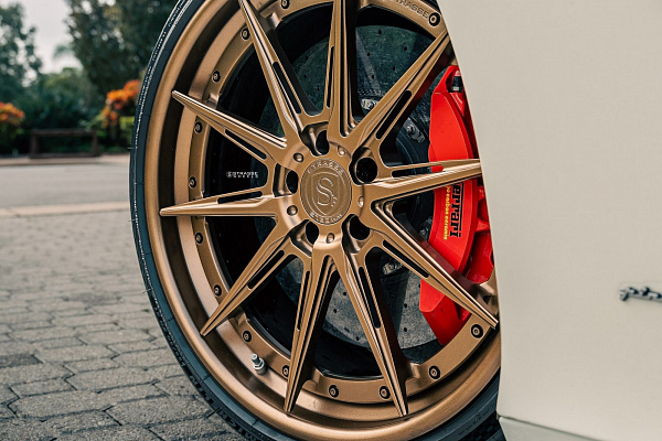 Фото дисков Strasse Wheels SV10-RS Deep Concave FS Сатиновая бронза на Ferrari F12