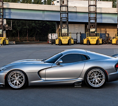 Фото дисков Strasse Wheels SM6R Deep Concave FS на Dodge Viper