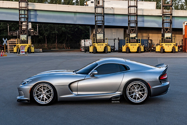 Фото дисков Strasse Wheels SM6R Deep Concave FS Глянцевый лак на Dodge Viper