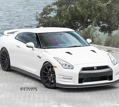 Фото дисков Strasse Wheels R10 Deep Concave Monoblock на Nissan GT-R