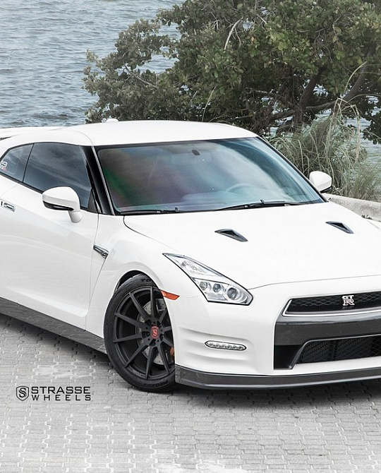 Фото дисков R10 Deep Concave Monoblock Черный сатин на Nissan GT-R
