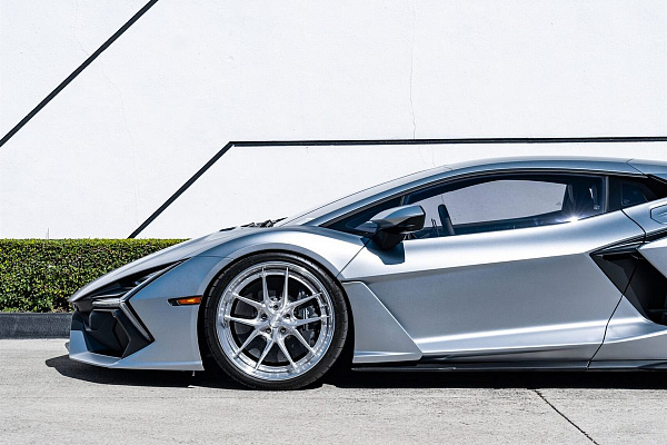 Фото дисков Anrky XR-301 Глянцевый лак на Lamborghini Revuelto