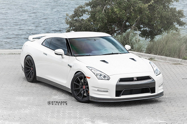Фото дисков Strasse Wheels R10 Deep Concave Monoblock Черный сатин на Nissan GT-R