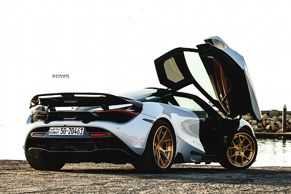 Фото дисков Strasse Wheels SM5R Deep Concave FS Сатиновое золото на McLaren 720S